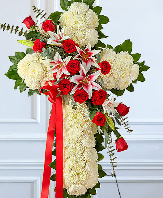 envío urgente de cruz funeraria blanca con detalles rojos para tanatorio de Leganés