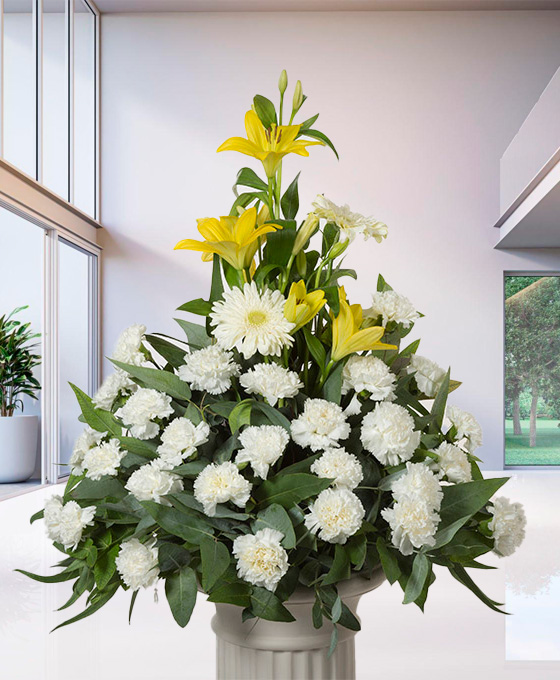 centros funerarios de flores blancas y amarillas para enviar a Leganés