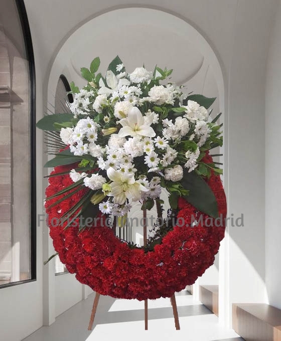 Corona con aro rojo y flores blancas para funeral