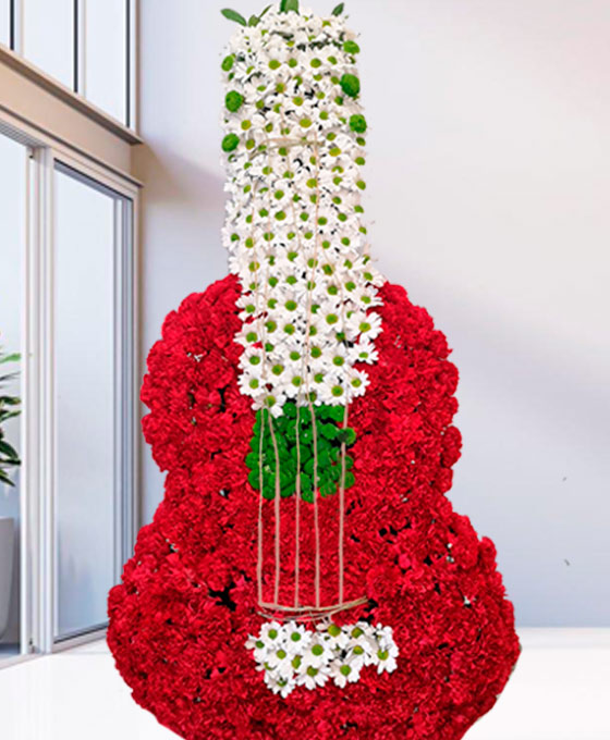 arreglos florales para difunto en forma de guitarra par enviar a tanatorio de Leganés